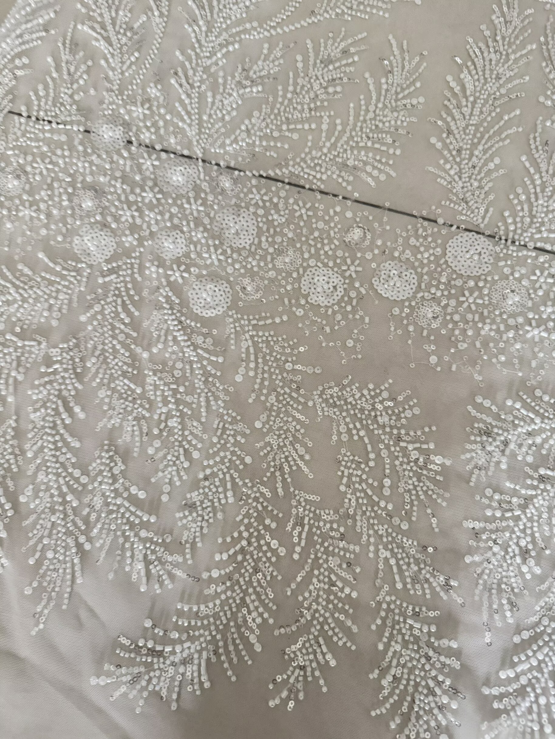 White Beaded Pearl Crystal Seq - Crystal Mesh Fabric reseña y precio