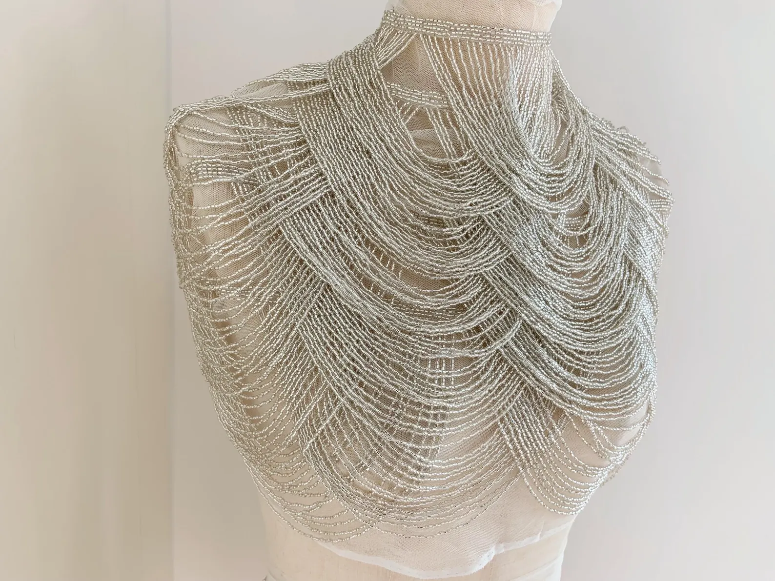 Silver Chains Cape Fabric, Bea - Beaded Trim Fringe reseña y precio